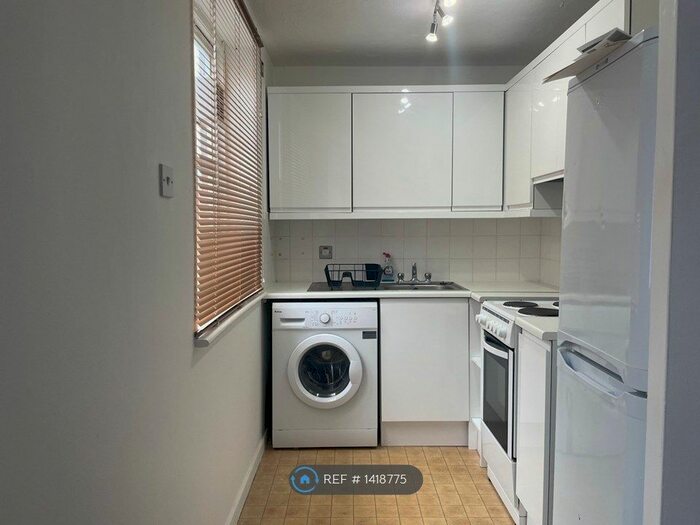 Studio To Rent In Knowles Close, West Drayton, UB7