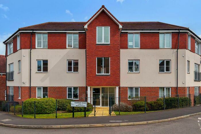 2 Bedroom Flat For Sale In Bishops Green, Hampshire, RG20