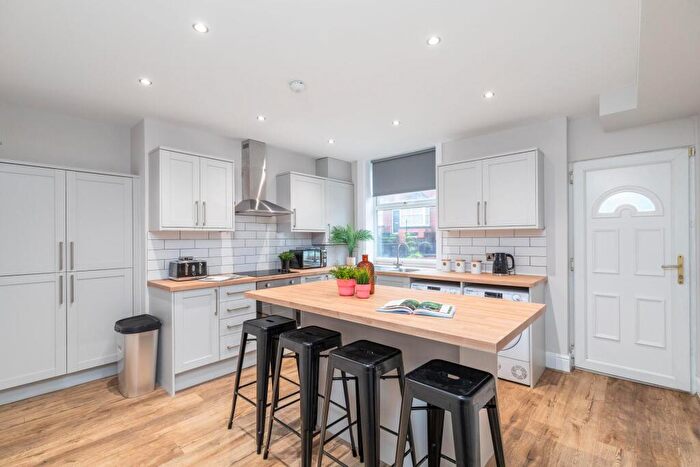 6 Bedroom House To Rent In Beechwood View, Leeds, LS4