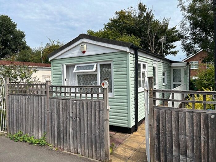 Park Home For Sale In Duffins Orchard, Ottershaw, Chertsey, KT16