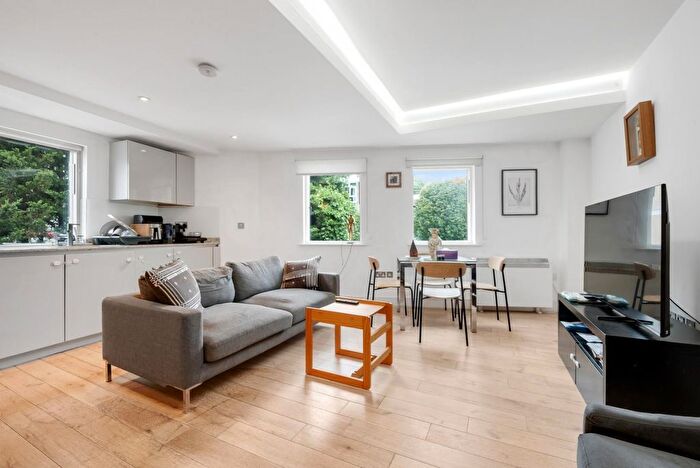 2 Bedroom Flat To Rent In Finchley Road, London, NW2