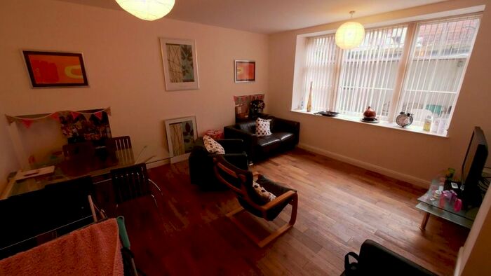 3 Bedroom Flat To Rent In Hanover Square, Leeds, LS3