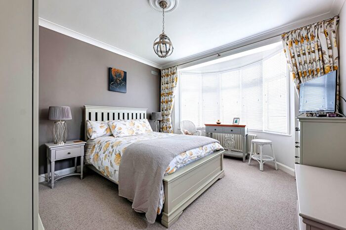 2 Bedroom Detached Bungalow For Sale In Oak Road, Rochford, SS4