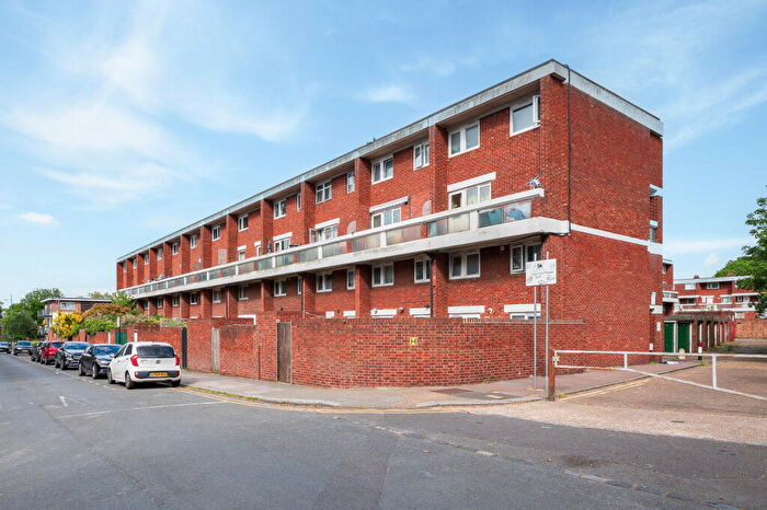 3 Bedroom Maisonette For Sale In Clendon Way, Woolwich, SE18