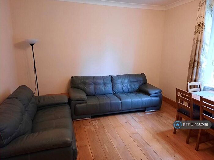 2 Bedroom Flat To Rent In Cathedral Street, Glasgow, G4