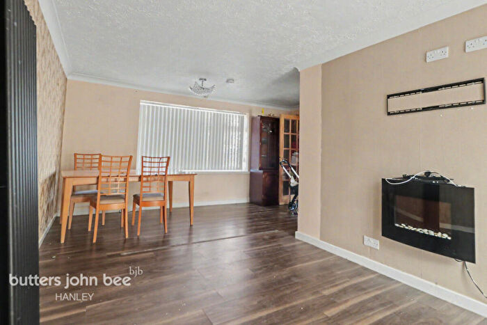 3 Bedroom Semi-Detached House To Rent In Warwick Close, Stoke-on-trent, ST7