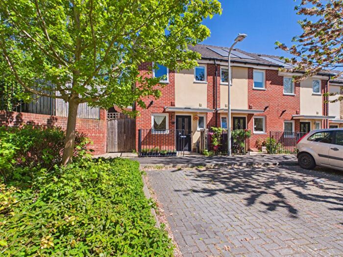 2 Bedroom End Of Terrace House For Sale In Tay Road, Tilehurst, Reading, RG30
