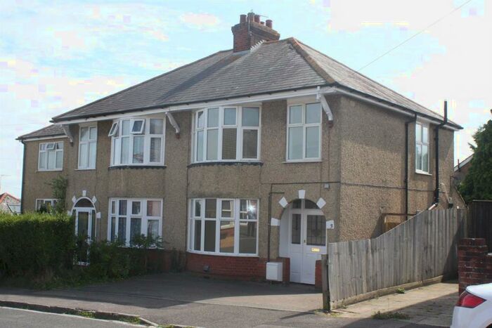 3 Bedroom Semi-Detached House To Rent In Salisbury - Heath Road, SP2