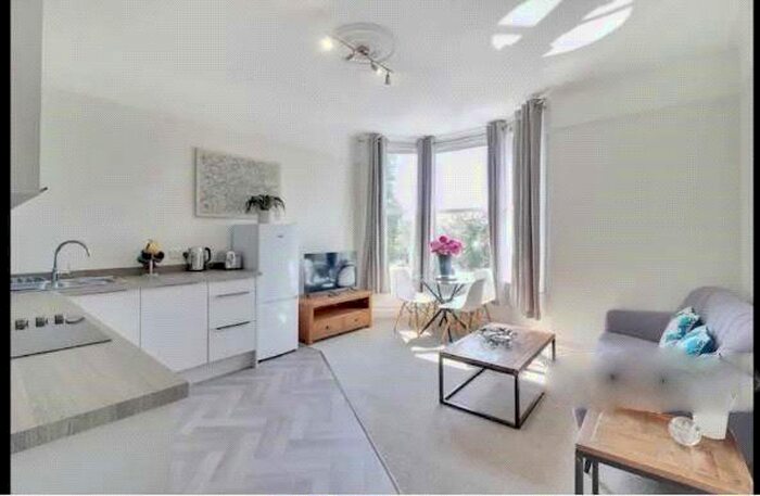 2 Bedroom Flat To Rent In Frant Road, Tunbridge Wells, Kent, TN2