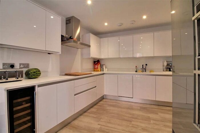 3 Bedroom Flat To Rent In Brighton Rd, South Croydon, CR2