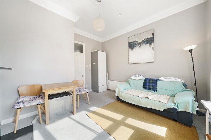 Studio To Rent In Ground Floor, Bassein Park Road, W12