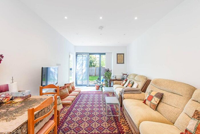 2 Bedroom Flat To Rent In High Road, Whetstone, London, N20