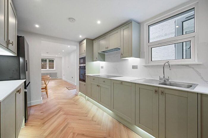 2 Bedroom Flat For Sale In Uxbridge Road, Shepherds Bush, W12