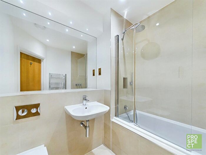2 Bedroom Apartment To Rent In Bridge Avenue, Maidenhead, Berkshire, SL6