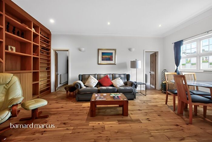 3 Bedroom Maisonette For Sale In North Worple Way, Mortlake, London, SW14