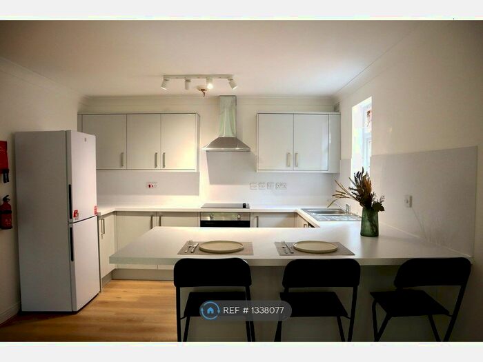 2 Bedroom Flat To Rent In Hadfield Close, Manchester, M14