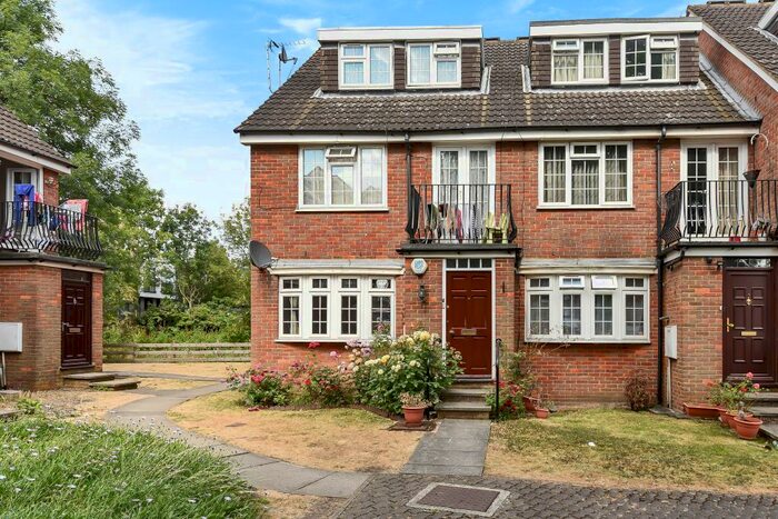 1 Bedroom Maisonette To Rent In Bramble Close, Stanmore, HA7