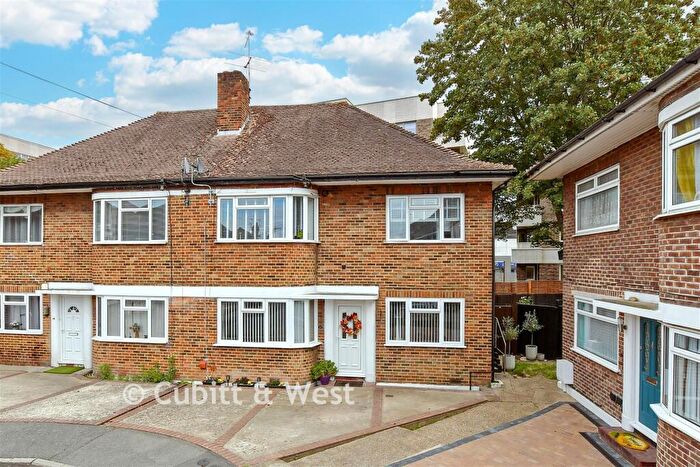 2 Bedroom Ground Maisonette For Sale In Falcourt Close, Sutton, Surrey, SM1