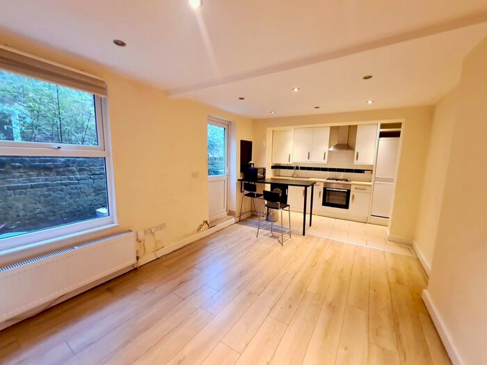2 Bedroom Flat To Rent In Powerscroft Road, Hackney, E5