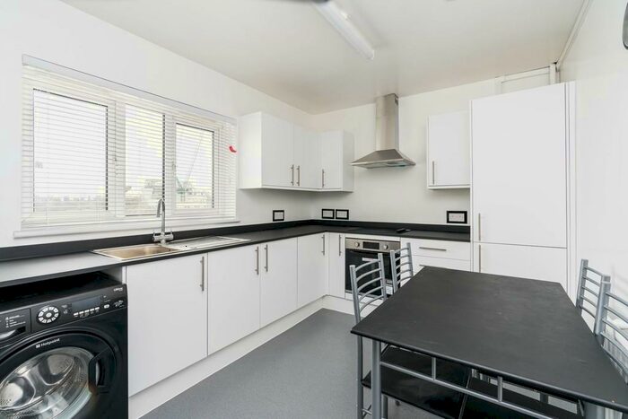 3 Bedroom Flat To Rent In Allport House, Champion Park, SE5