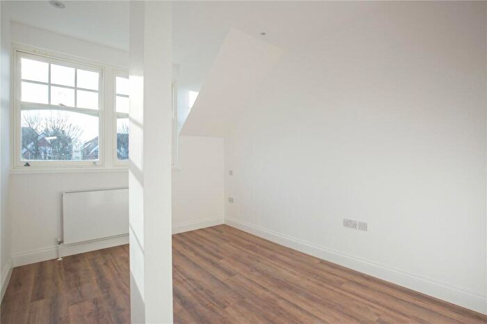 2 Bedroom Apartment To Rent In Queens Avenue, London, N10