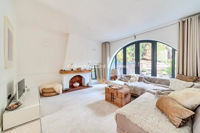 3 Bedroom House For Sale In Granville Road, London, N12