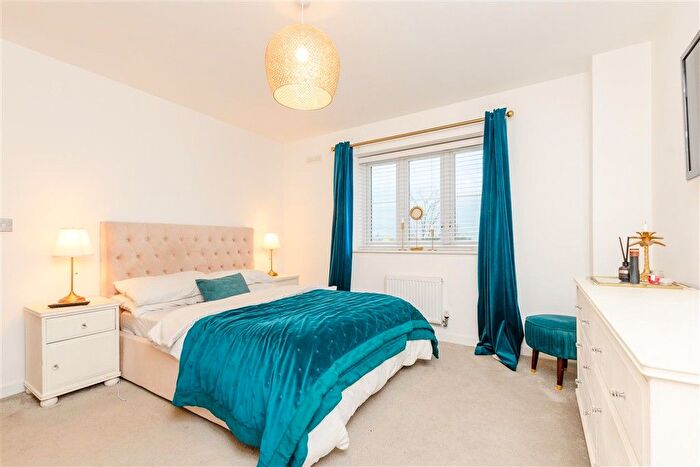 2 Bedroom Flat For Sale In Barchamber Way, Gravesend, Kent, DA12
