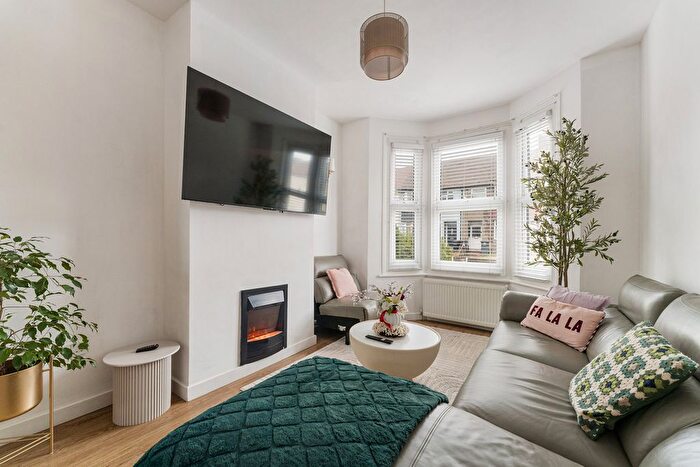 3 Bedroom End Of Terrace House For Sale In Springhead Road, Gravesend, DA11
