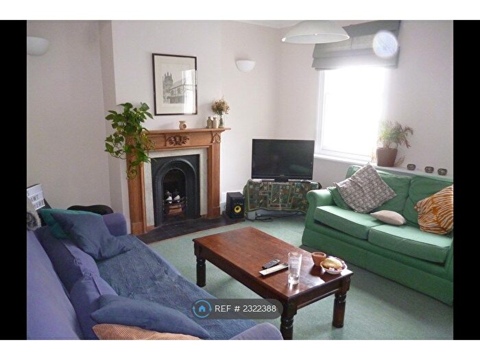 2 Bedroom Flat To Rent In St. John's Hill, London, SW11