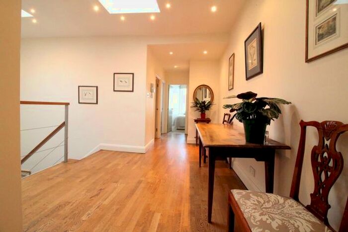 2 Bedroom Flat To Rent In Nevern Road, Earls Court, SW5