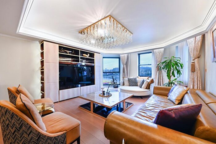 3 Bedroom Flat To Rent In Riverside Court, Nine Elms Lane, London, SW8