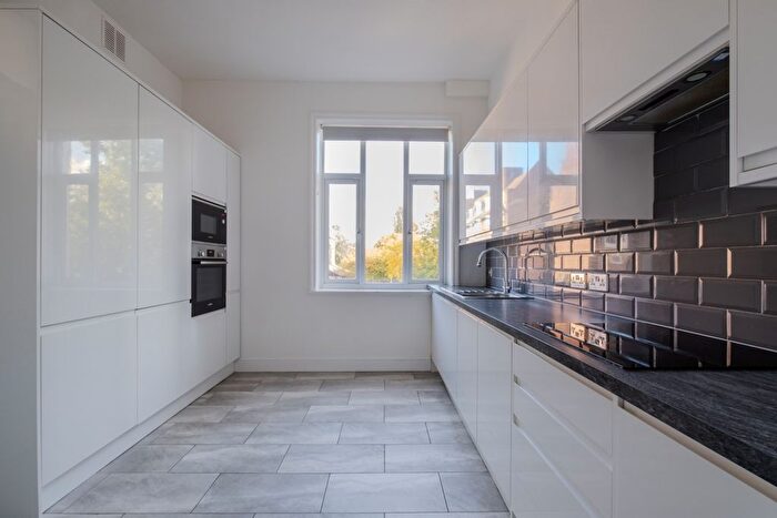 4 Bedroom Flat To Rent In Balham High Road, London, SW12