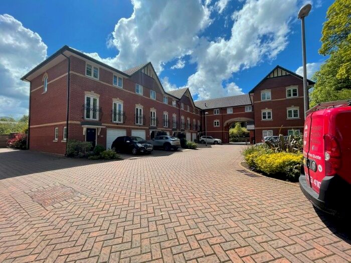 4 Bedroom Mews To Rent In Regents Place, Bolton, BL6