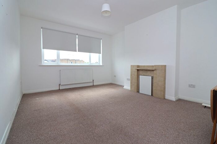 3 Bedroom Flat To Rent In Park Court, Balham Park Road, London, SW12