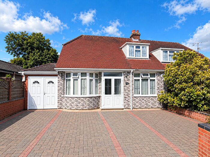 3 Bedroom Semi Detached House For Sale In Overstone Road, Luton, LU4