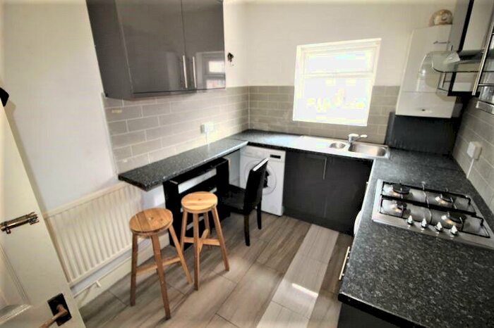 1 Bedroom Flat To Rent In Bed Flat To Rent, Crombey Street, Town Centre, SN1