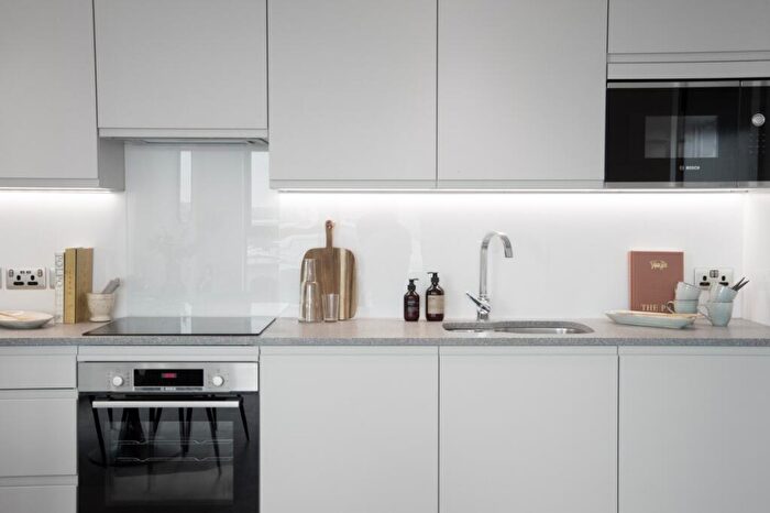 3 Bedroom Flat To Rent In Thames Quarter, Reading, RG1