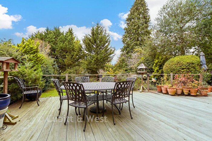 3 Bedroom Detached House For Sale In Green Curve, Banstead, Surrey, SM7