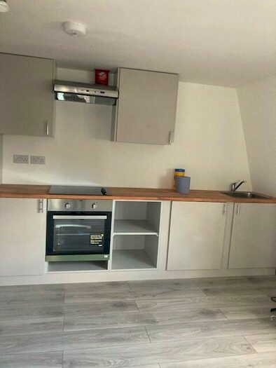 2 Bedroom Flat To Rent In Shenfield Road, Brentwood, Essex, CM15