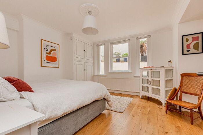 3 Bedroom Flat To Rent In Park House, Richmond Hill, TW10