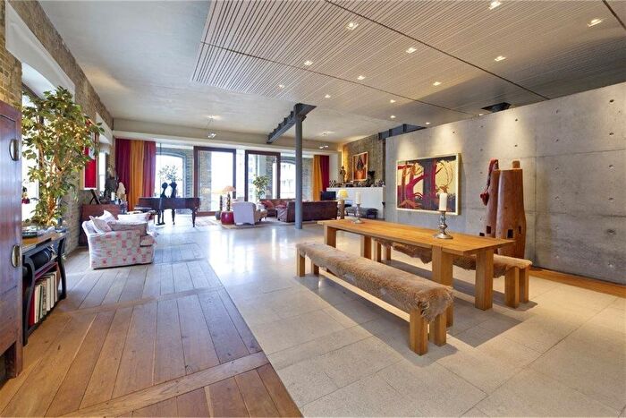 2 Bedroom Flat To Rent In Parkgate Road, London, SW11