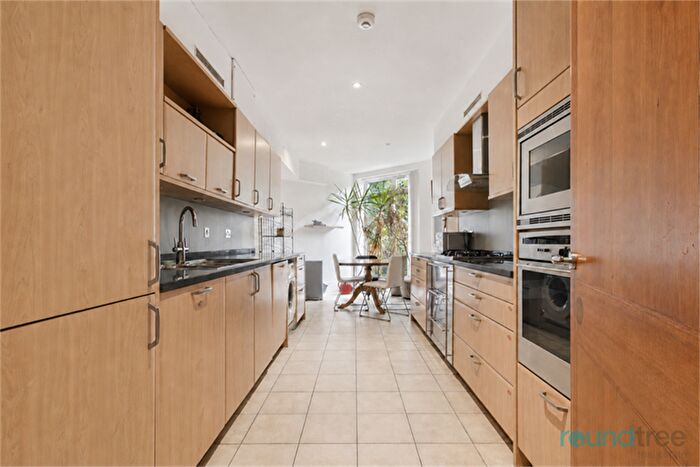 3 Bedroom Flat For Sale In Portland Court, Hendon Lane, Finchley, N3