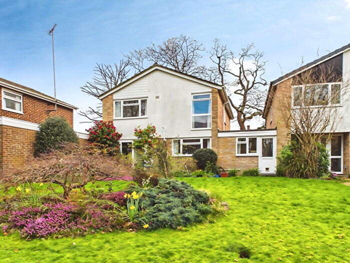 4 Bedroom Link Detached House For Sale In Stirling Way, Horsham, RH13