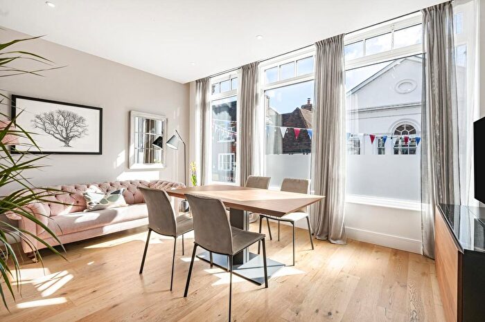 2 Bedroom Flat For Sale In Bell Street, Henley-On-Thames, RG9