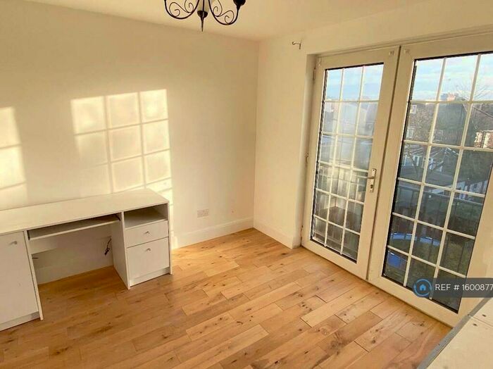 3 Bedroom Flat To Rent In Cotswold Gardens, London, NW2