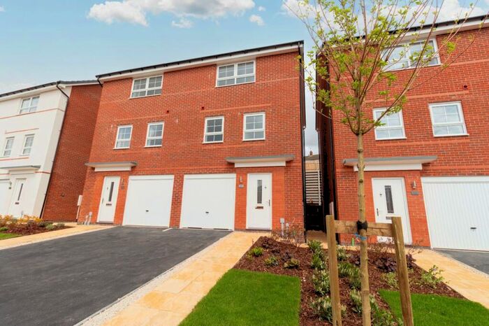 3 Bedroom Semi-Detached House To Rent In Hillcrest Road, Nuneaton, Warwickshire, CV10