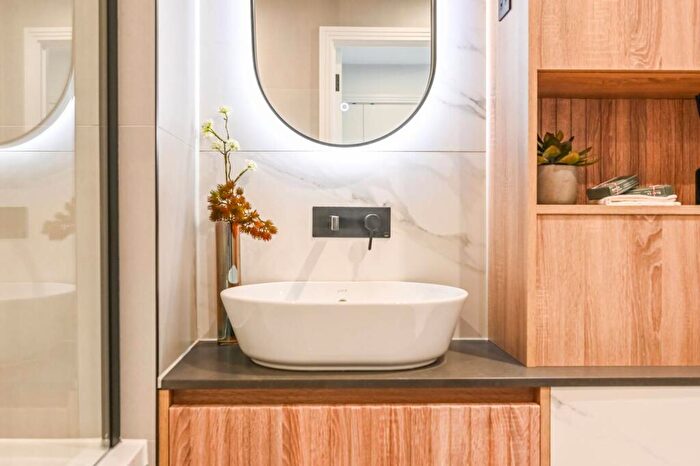 1 Bedroom Flat For Sale In Queens Cross, Royal Docks, E16