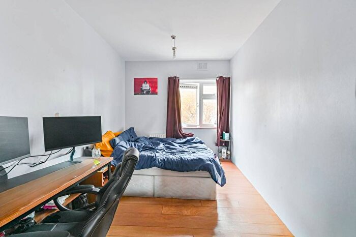 3 Bedroom Flat To Rent In Wyvil Road, Nine Elms, London, SW8