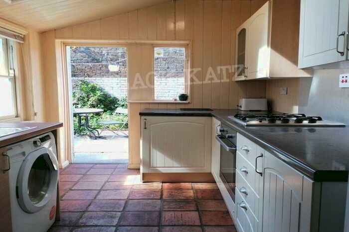 4 Bedroom Flat To Rent In Henshaw Street, SE17