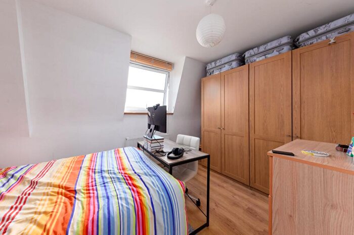 2 Bedroom Apartment To Rent In Sussex Way, N19